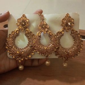 Kundan & Pearls Earrings & Maangtikka Set