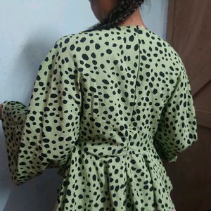 Green cheetah print V neck peplum top 🐆💚
