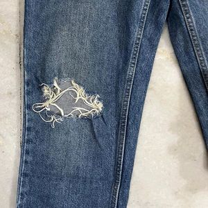 ZARA DISTRESSED BLUE JEANS SIZE -32