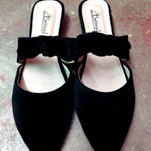 Black Flat Footwear Stylish And Trendy