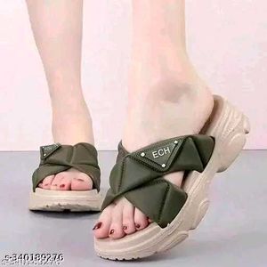 Relaxed Graceful Women Flipflops & Slippers