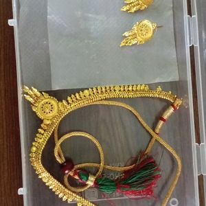 Golden necklace with earings