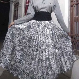 A Stylish Black and White Printed Crep Skirt