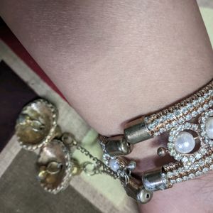 Pretty White Diamond Bracelet With Latkan