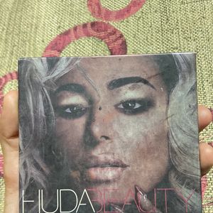 huda beauty highlighter palette