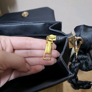 Black Bow Slingbag