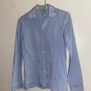 Blue shirt with fashionable collar