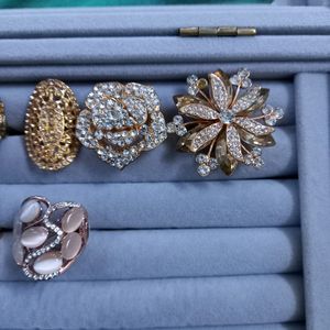 LIKE NEW BEAUTIFUL RING SET OF 8