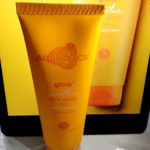 Aqualogica Glow+ Smoothie Face Wash - 100ml