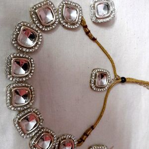 Mesmerizing Kundan Neckpiece With Earrings Mangtik