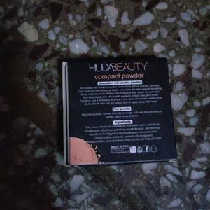 HUDA Beauty Loose Powder