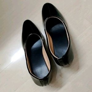 BLACK BELLIED PUMPS