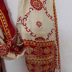 Dupatta combination Of Cream And Red