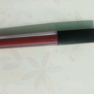 Huda Beauty Liquid Matte Red Lipistic