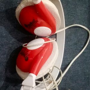 😍🎵- 🎧🎧- Red  And White Headphones With More Than 1 Metre Wire White Wire Can Connect To The Laptop And Any Other Appliances Powerful Bass