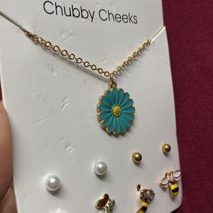 Price Drop 🥰🥰🥰Daisy Chain With 4pair Studs