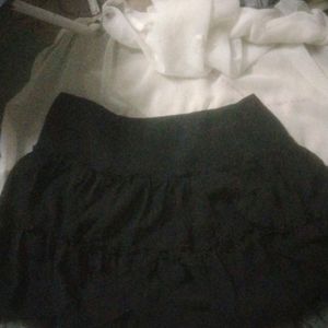 FRILLY BLACK SHORT SKIRT