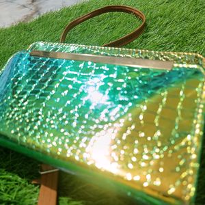 Colour changing side purse