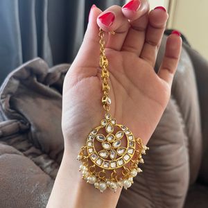 Earring Set With Mangtikka