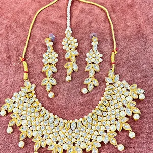 Beautiful, golden jewellery set