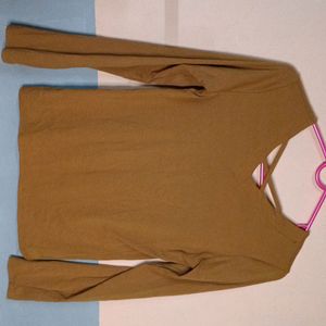 V-shaped Long-sleeve Shirt .