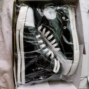 Converse black unisex size 6