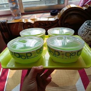 Set Of 4 Bowls With Lid And Tray