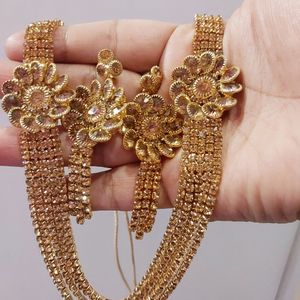 beautiful golden necklace with beautiful earing no used very nice and shinny stones