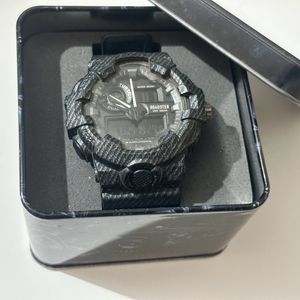 Roadster Men Black Dial & Strap Analogue Watch