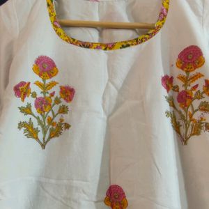 Women's white Printed Kurti