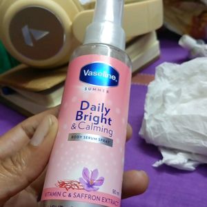 Vaseline Daily Bright & Calming Body Serum Spray (90ml) With Vitamin C & Saffron Extracts