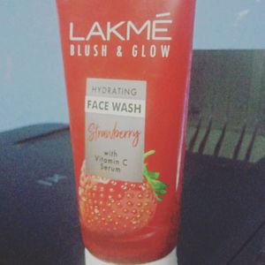 Lakme blush &glow hydrating face wash strawberry w