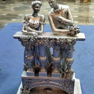 Beautiful Couple Statue