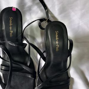 N18. BLACK STRAPPY BLOCK HEELS