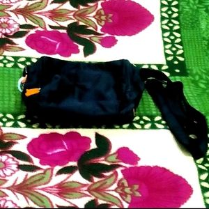 IT IS A BLACK COLOR WOMEN'S SLINGBAG......