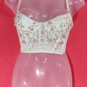 Style white cute top with gold lace flowers