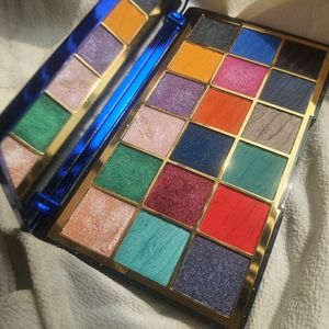 MakeUp Revolution: Integrity Eyeshadow Palette