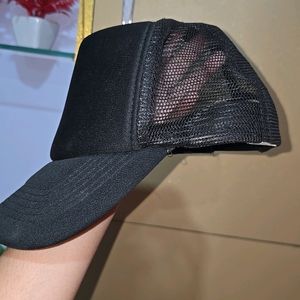 UNISEX BLACK CAP