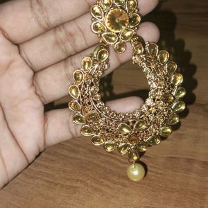 Kundan & Pearls Earrings & Maangtikka Set