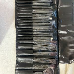 24 Set Of Professional Makeup Brushes