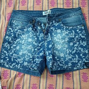 Aesthetic Shorts With White Embroidery