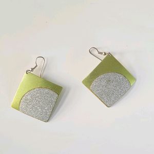 Set Of 2 Earings Green Color And Hanging