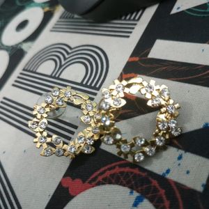 Gold3n Stud With Ad Stone Flower Motive