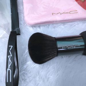 MAC Foundation/Powder Brush And Pouch