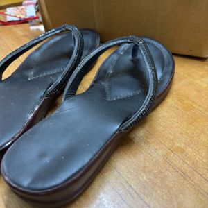 BLACK SHINY CHAPPAL