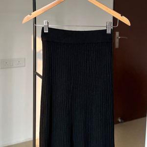 Pleated Ribknit Black Midi Skirt