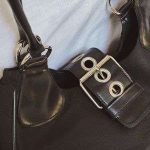 CLASSY CORE SLING BAG