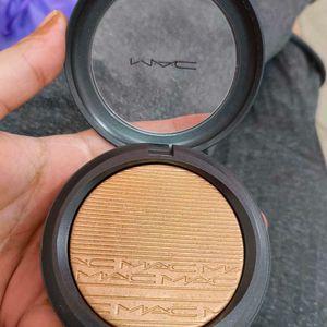 M.A.C Highlighter In Shade Oh, Darling