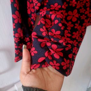 Navy Blue Top With Red Flowers 💙🏵️