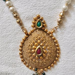 Jewellery Neckpiece With Earrings